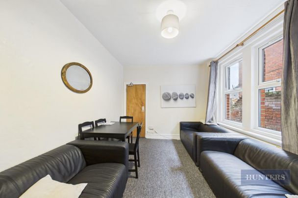 7 bedroom House To Let Total Size: 1680 SQ FT - Photo 1