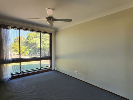 Spacious Three Bedroom House with Air Conditioning and Inground Pool - Photo 5