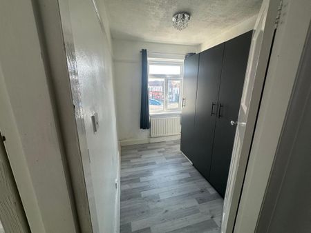 3 bedroom semi-detached house to rent - Photo 4