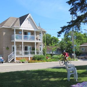 MEUBLÉ- DEVANT RIVIÈRE, PISTE CYCLABLE ! - Photo 2