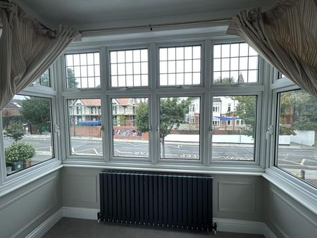 Newly refurbished Edwardian house. Large double,private en suite shower room, high ceilings, bills included - Photo 5