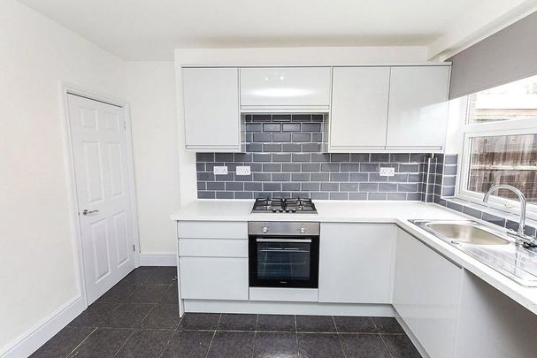 2 bedroom end of terrace house to rent - Photo 1