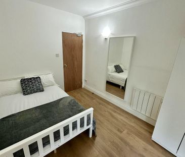 4 bedroom flat share to rent - Photo 3