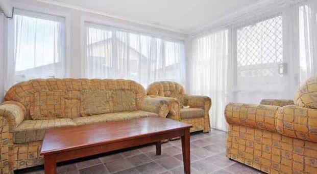 Charming 3-Bedroom Home with Study & Sunroom in Papatoetoe - Photo 1