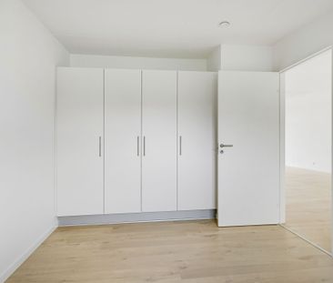 Rækkehus i nyere kvarter med legeplads og grønneområder, med plads ... - Photo 3