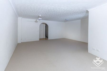 Prime Main Beach Apartment with New Carpet and Freshly Painted Ceiling for Rent - Photo 2
