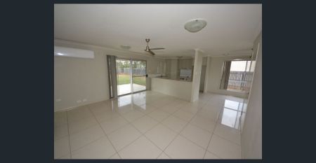 Spacious 4-Bedroom Family Home! - Photo 3