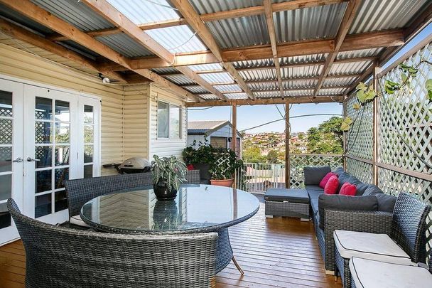 LARGE 4 BEDROOM HOME WITH A POOL! - Photo 1