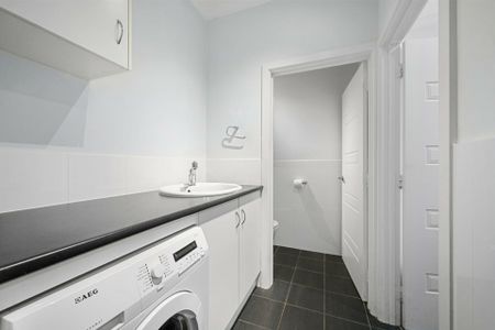 Charming 3- bedroom home - Photo 3