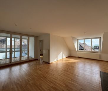 Helle 5.5-Zimmerwohnung im DG mit grosszügigem Grundriss in Hausen ... - Foto 1