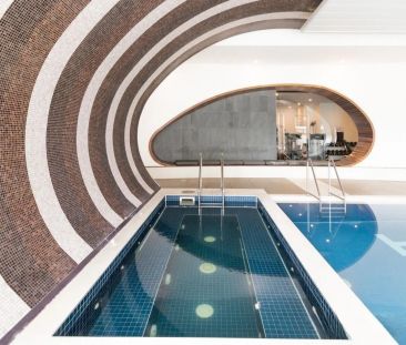 Bright & Modern Two-Bedroom Apartment Above Vogue Shopping Centre - Photo 4