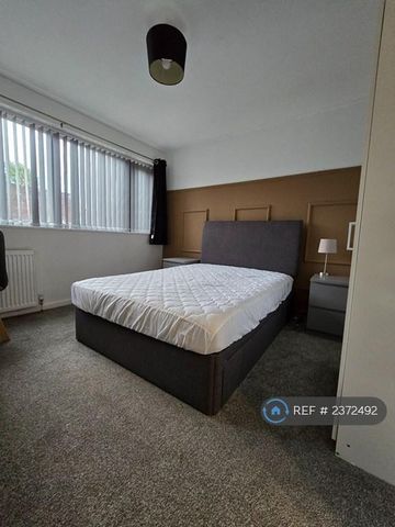 1 bedroom in a house share to rent - Photo 3