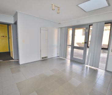 3 Bedroom House. 2 bathrooms. Air-conditioning. Spacious throughout... - Photo 6