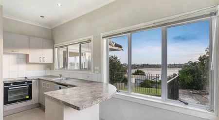 3 Bed 1 Bath with stunning view - Photo 4