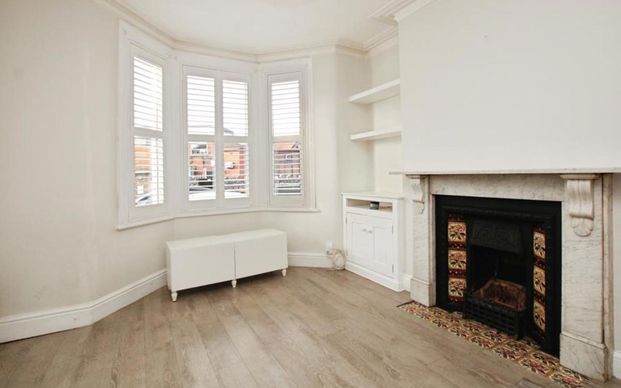 A pet-friendly mid-terraced three bedroom family home located within the heart of Westbury-on-Trym village. - Photo 1