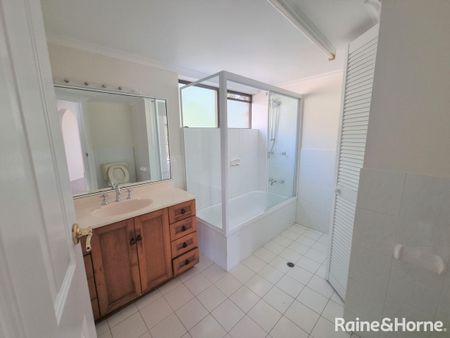 2/33 Grove Street, Toowong, QLD 4066 - Photo 5