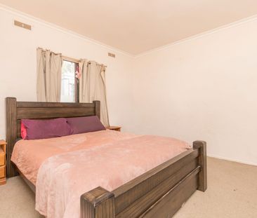 Close to schools and shops - Photo 2