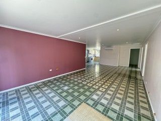 Conveniently located in the heart of Hyde Park, - Photo 4