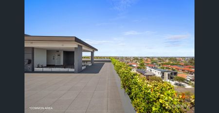 Modern Two-Bedroom Apartment with Stunning District Views - Photo 4