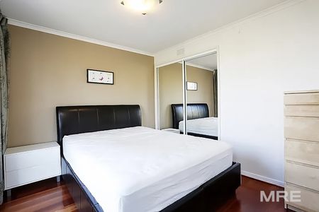 Stylish fully furnished apartment with huge entertainers balcony - Photo 3