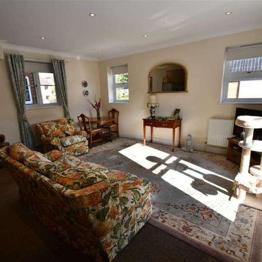 Bedroom Ground Floor Apartment In Billingshurst, RH14 - Photo 1