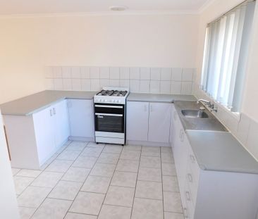 TWO BEDROOM UNIT CLOSE TO SCHOOLS, SHOPS AND TRANSPORT. - Photo 1