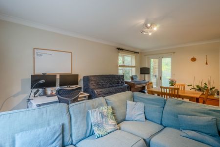 2 Bed Flat, Beaumont Court, SW19 - Photo 4