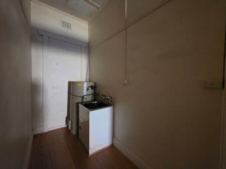 Freshly Updated Two-Bedroom Flat in Convenient Central Location - Photo 4