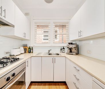 Beautiful Updated Art Deco Apartment - Photo 4