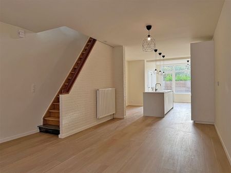 Instapklare vernieuwde (starters)WONING met 2 slaapkamers, terras, kelder & staanplaats - Photo 2