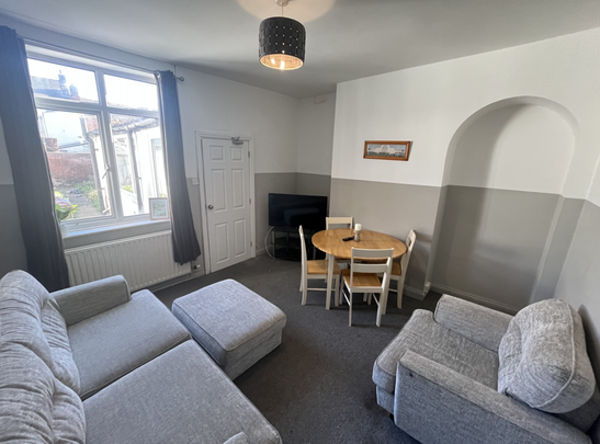 4 bedroom terraced house to rent - Photo 1