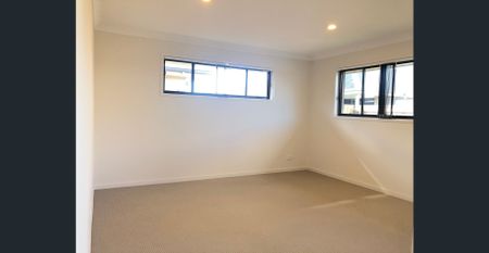 Spacious 4 bedroom Plus Study Home With Air Conditioning - Photo 2