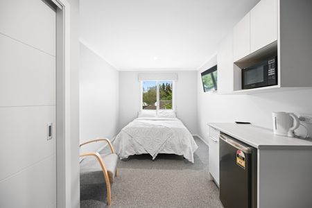 You will love the ease of living in this brand new studio apartment with a communal open-plan kitchen/ dining/ living area. - Photo 3