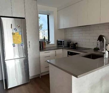 Award-Winning New Townhouse -3 bedroom 2 bathroom - Photo 3