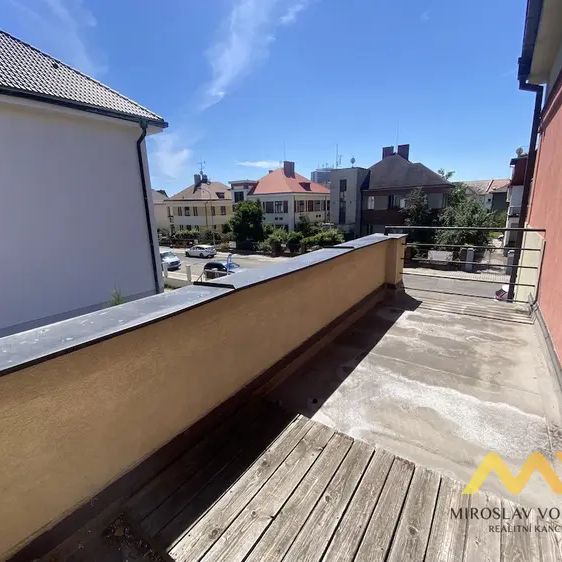 Pronájem atypického podkrovního bytu 2+kk, 65 m - Фото 1
