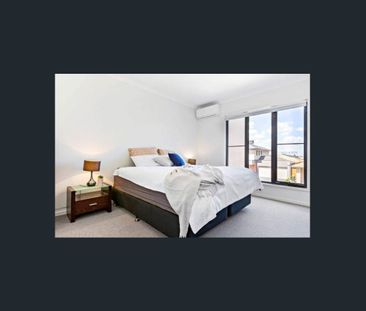 Stunning 3-Bedroom Townhouse in Prime Location! - Photo 3