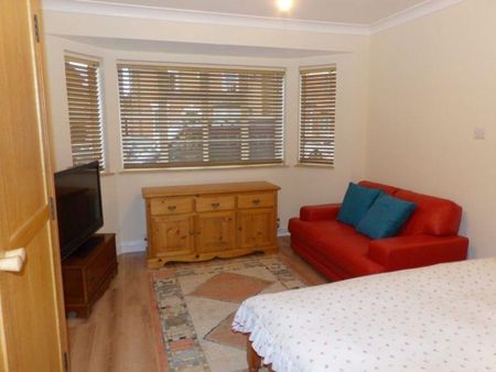 4 bedroom semi-detached house to rent - Photo 2