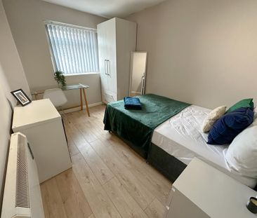 4 bedroom flat to rent - Photo 2