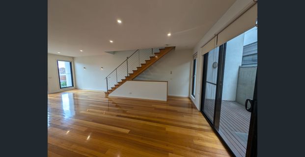 Tri-level living, East Brunswick Village at your door! - Photo 1