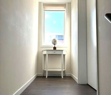 Condo Townhouse For Lease | E8136754 - Photo 2