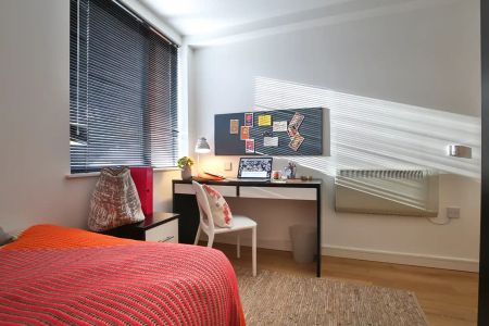 Classic 3 Bed Apartment - Photo 4