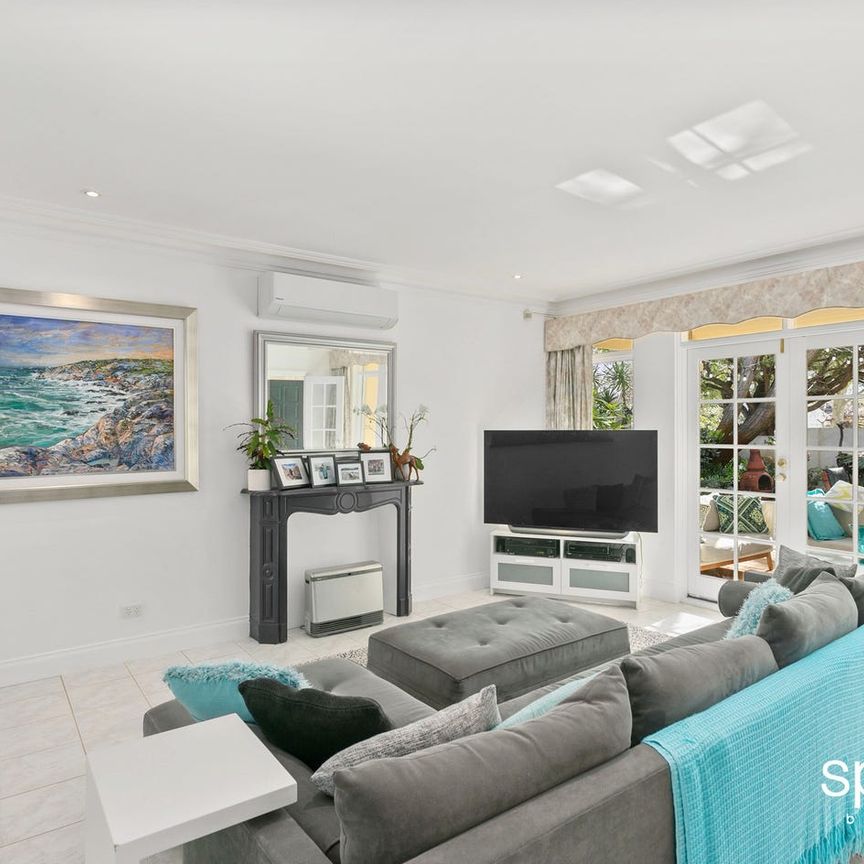 Spacious unfurnished family home, in sought after location. - Photo 1