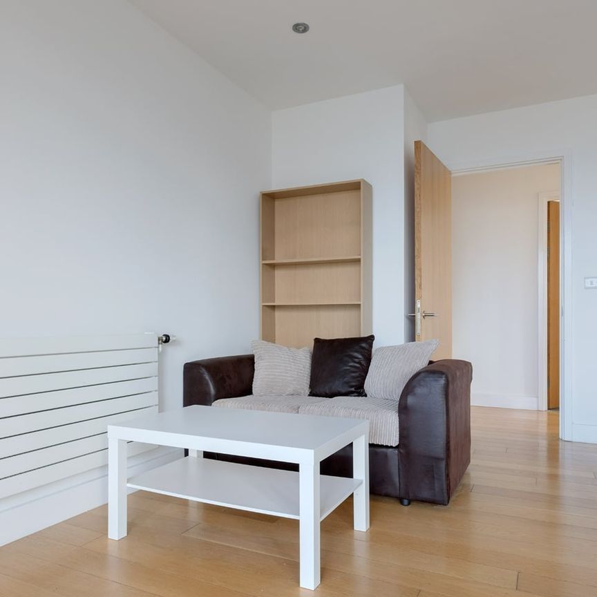 2 Bed Flat, Barking Road, E16 - Photo 1