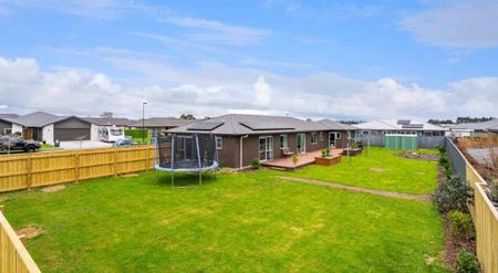 5 bedroom Carterton home - Photo 4