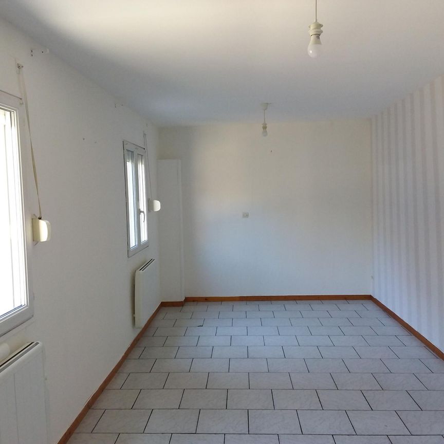 GOURNAY EN BRAY, 14 rue de la Halle, petite maison de plain pied dans cour commune, - Photo 1