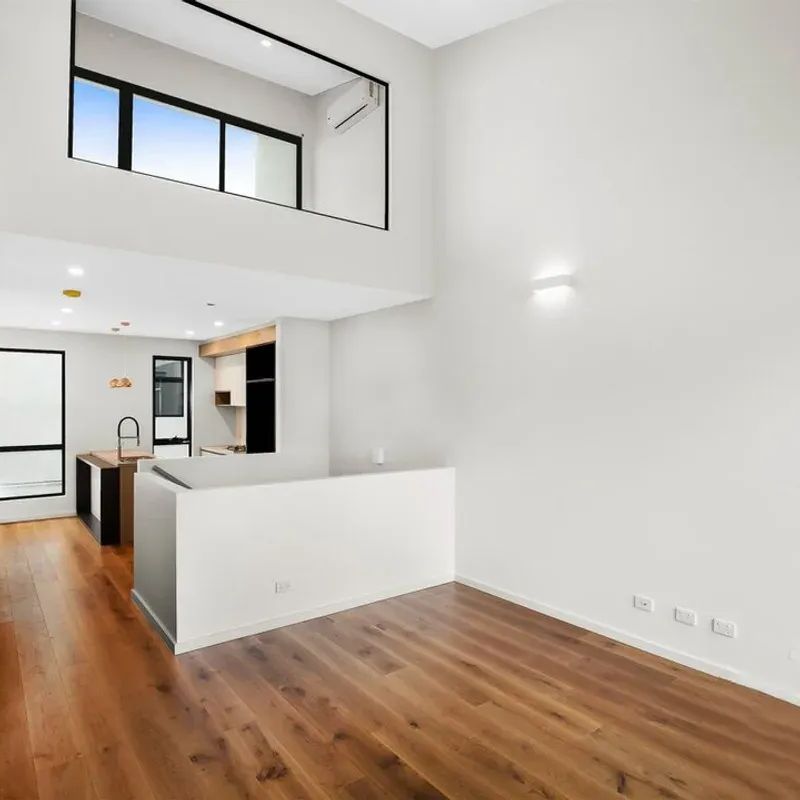 Modern townhouse in one of Melbourne's premier suburban locales! - Photo 1