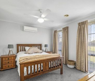 Large Family Home in Wendouree - Photo 6