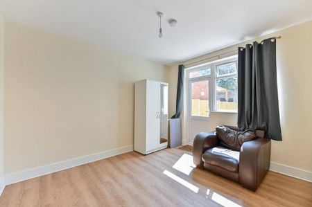 4 bedroom semi-detached house to rent - Photo 4