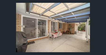 Spacious 3-Bedroom Duplex with Media Room & FTTP in Quiet Catherine Court, Labrador - Photo 2