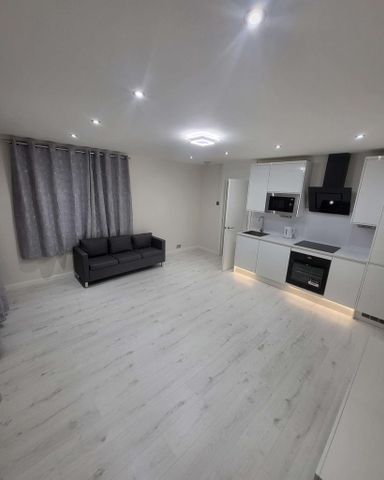 1 bedroom in a flat share to rent - Photo 5